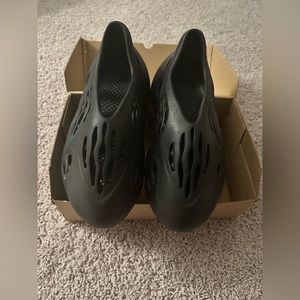 Adidas Yeezy Foam RNR Onyx Size 9